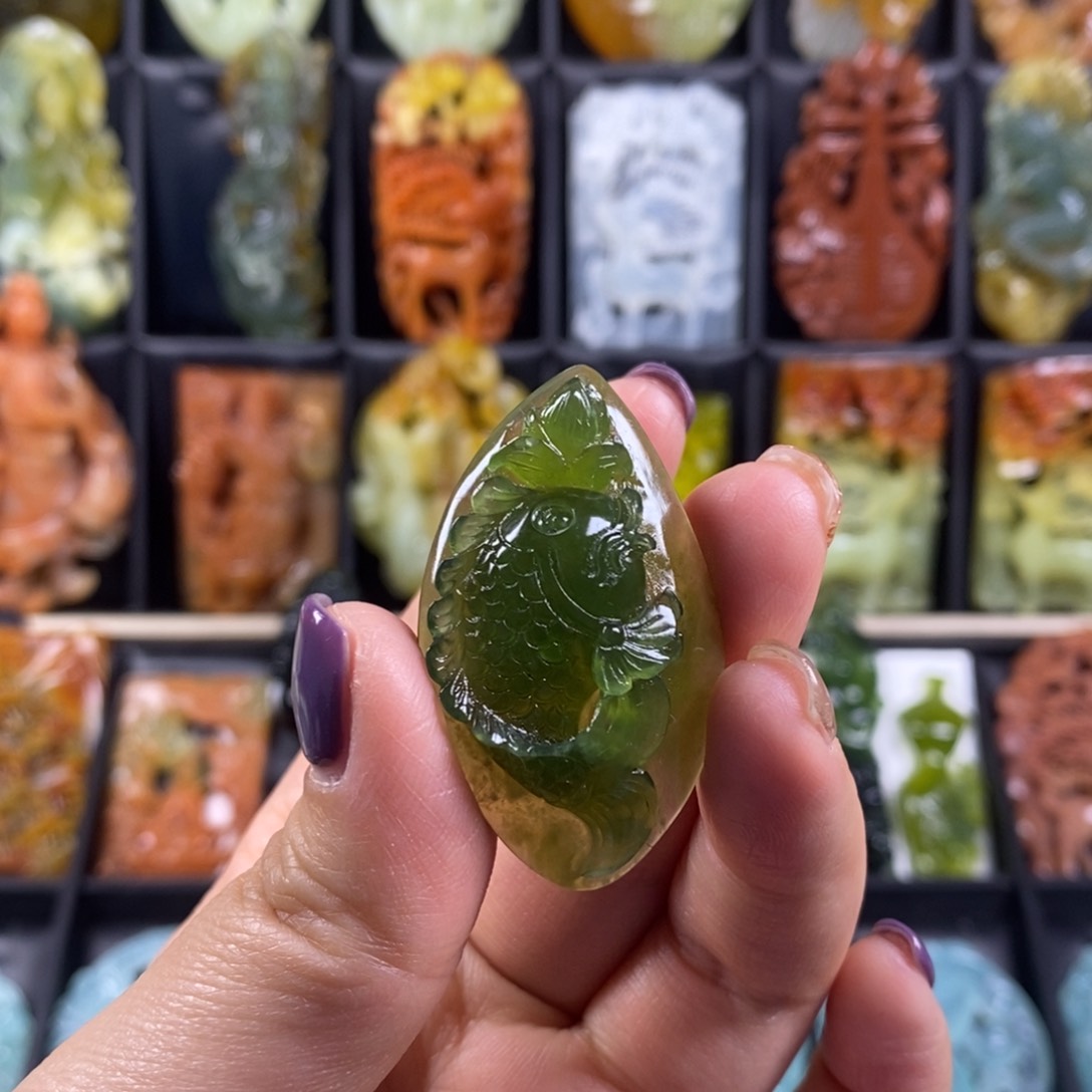 蛇纹石玉颈饰合金