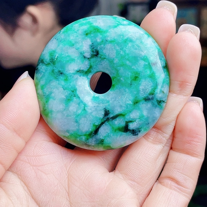 翡翠未镶嵌颈饰多样性