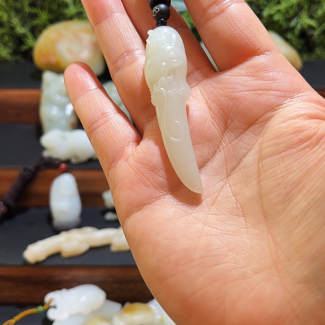 和田玉（糖玉）未镶嵌吊坠(赠链)且末白细龙牙