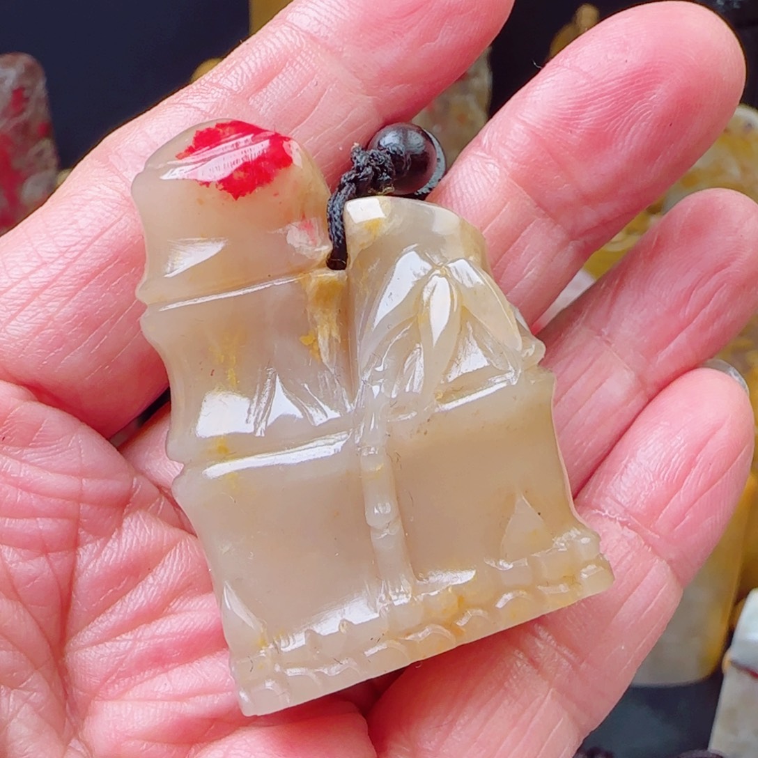 用***烟昌化石鸡血石竹节