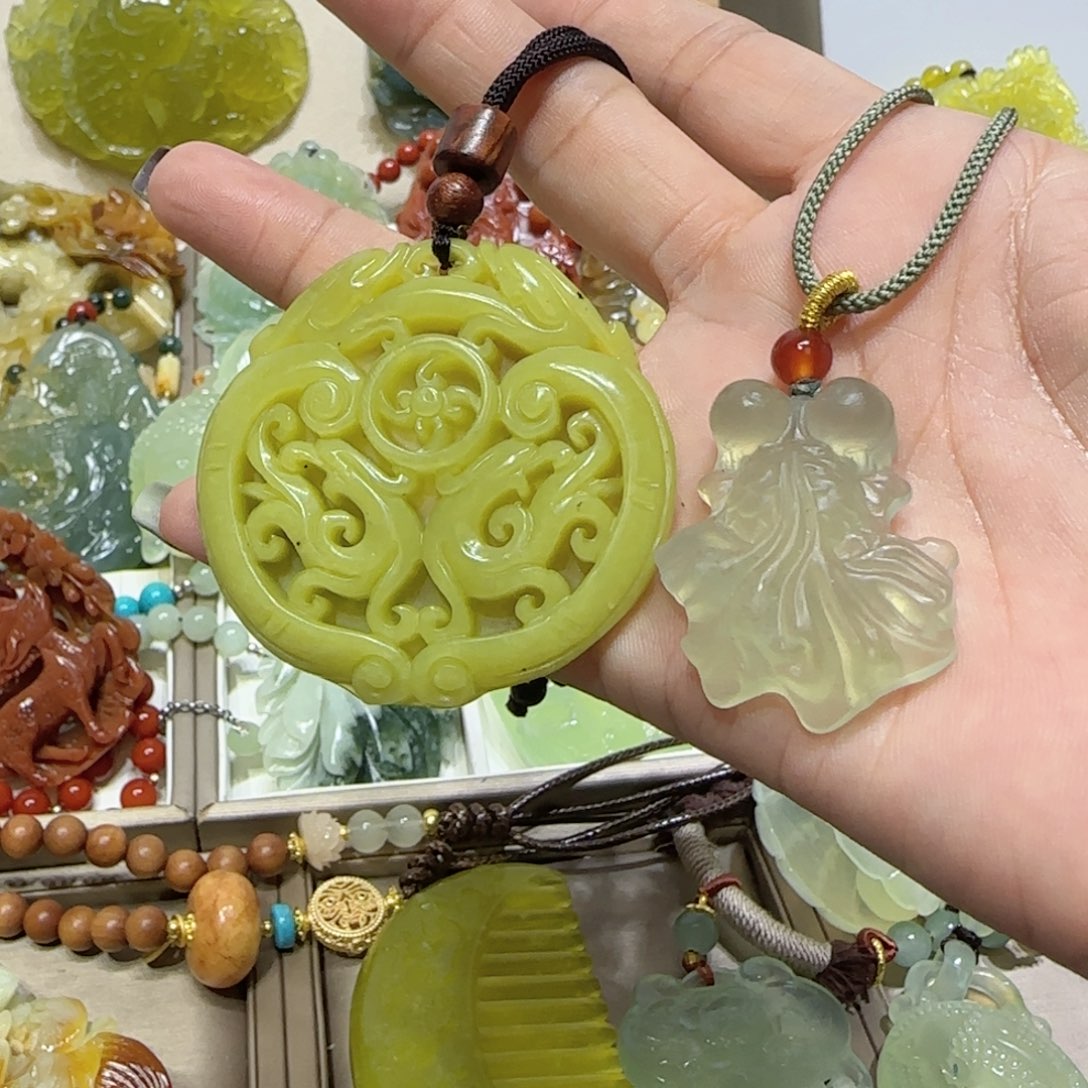 未镶嵌蛇纹石玉吊坠