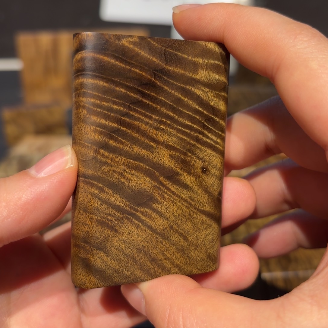 龙***隐金丝楠木无事牌材料