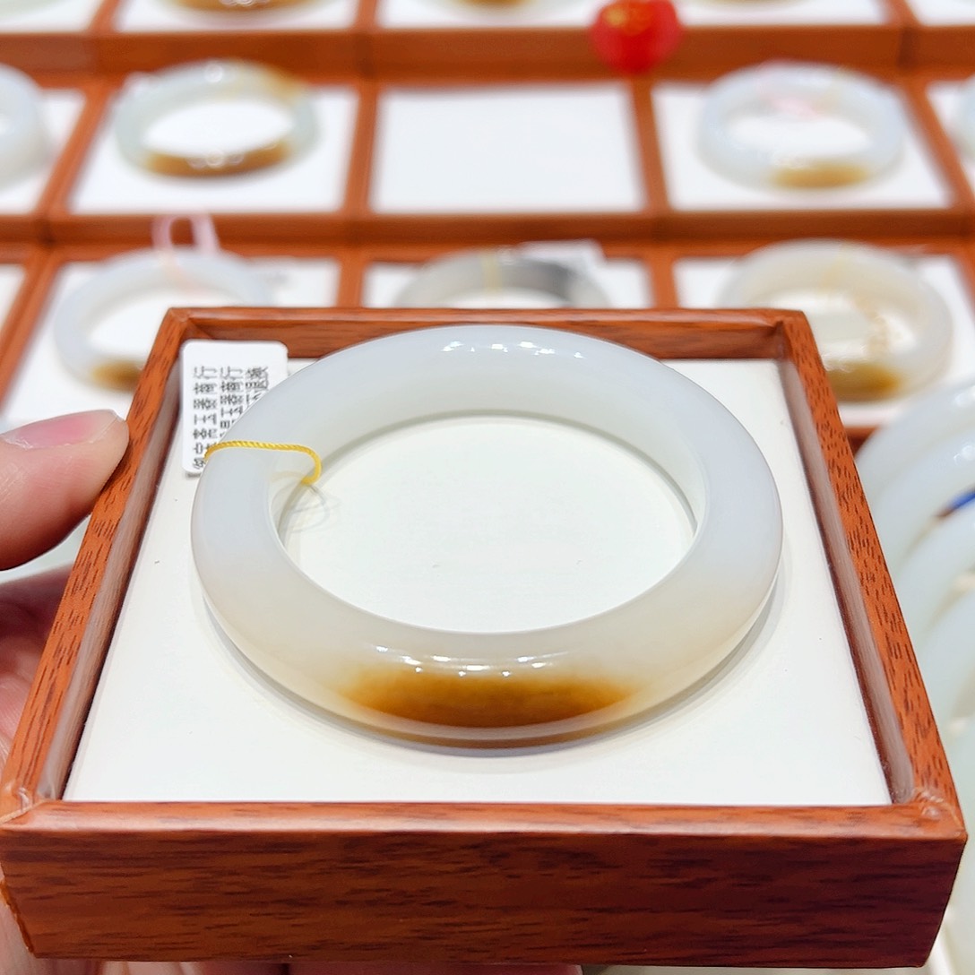 和田玉手镯未镶嵌且末一口老红糖