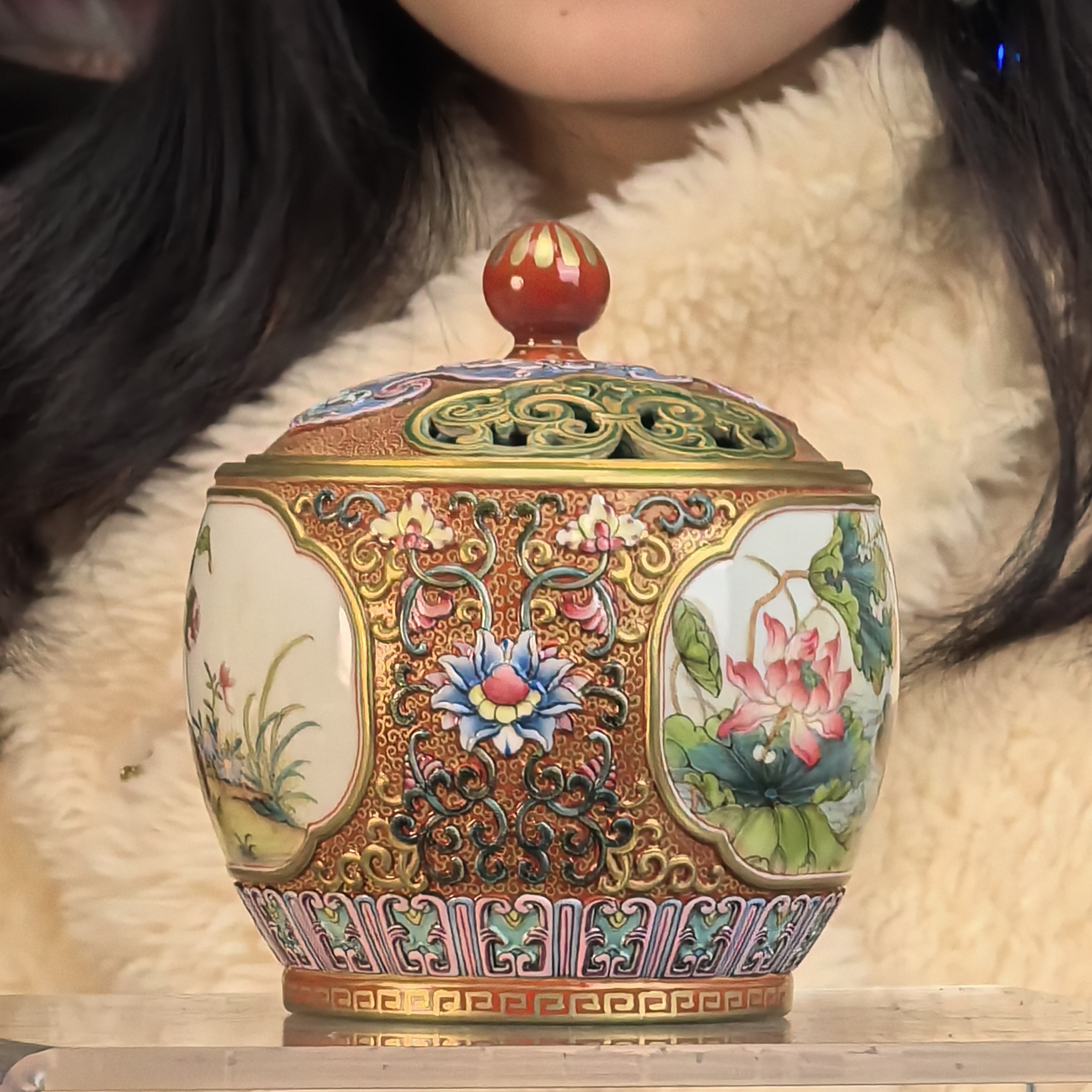 清 珐琅彩珊瑚红描金花鸟开窗熏炉