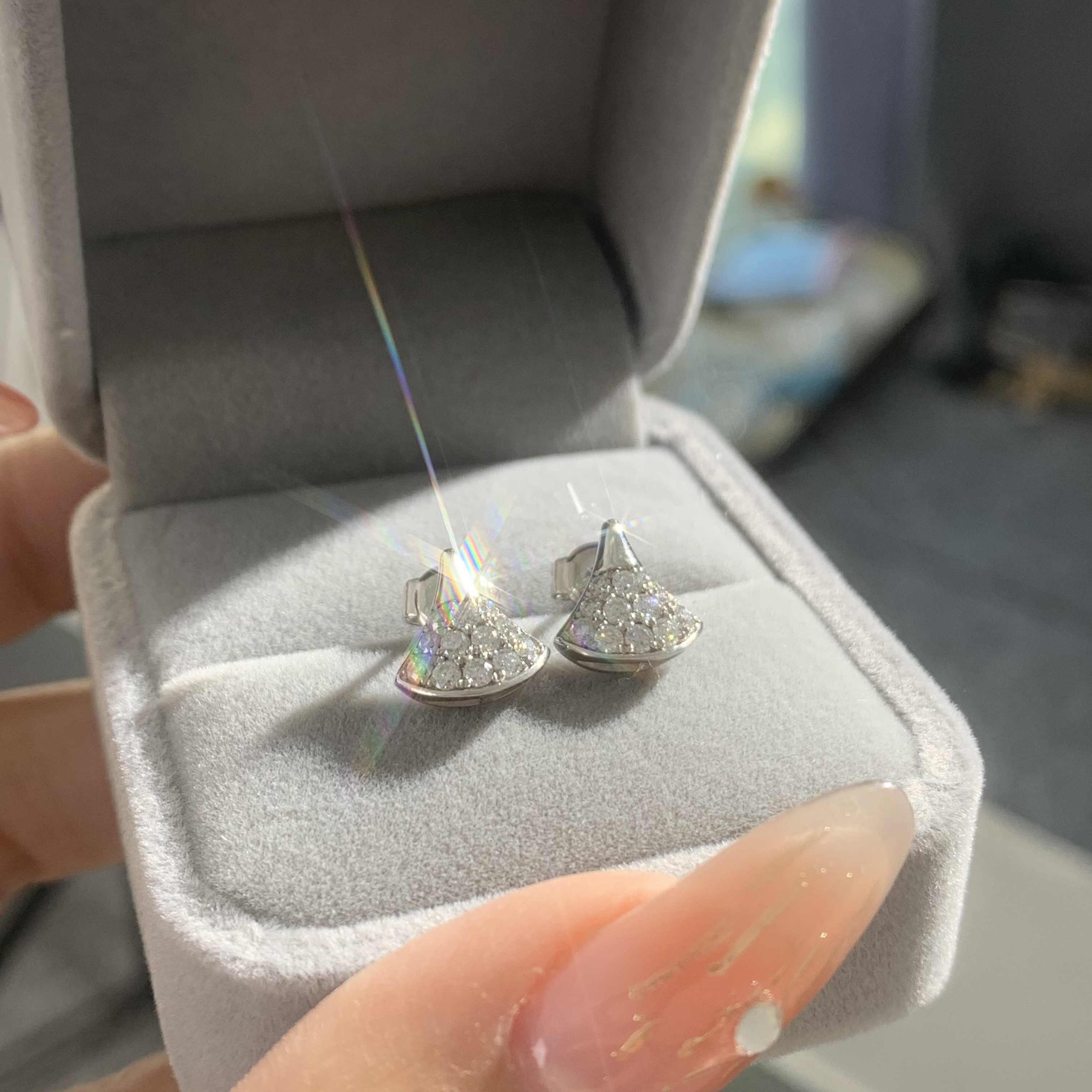 莫桑石铂金pt950首饰镶嵌莫桑小裙子耳钉不支持退换