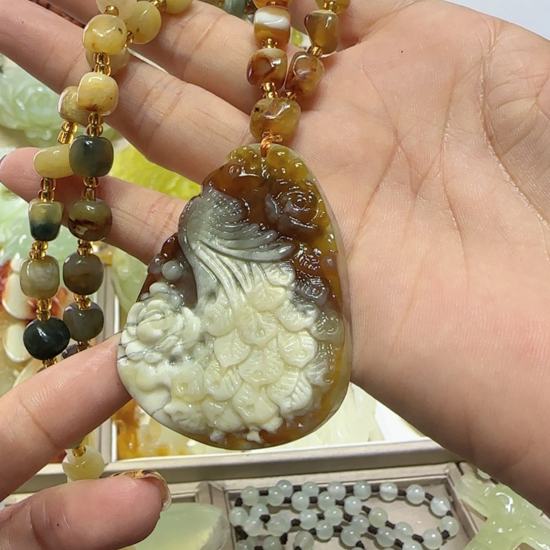 未镶嵌蛇纹石玉吊坠