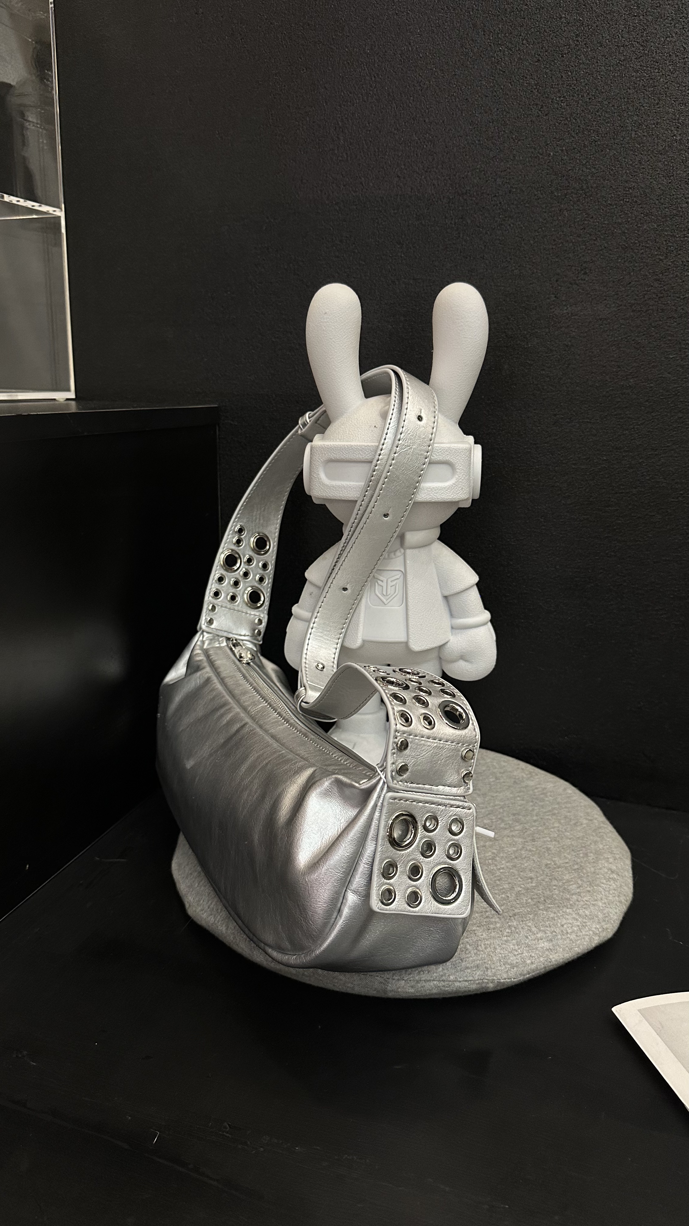 [七月堡包]软皮空心环扣牛角包漏空半月牙包单肩腋下斜挎