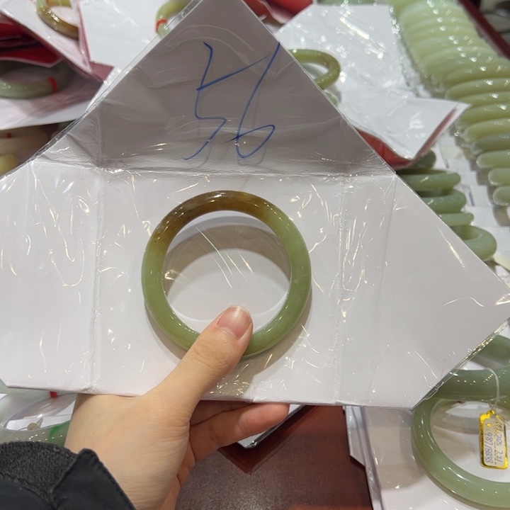 洛****和田玉未镶嵌手镯