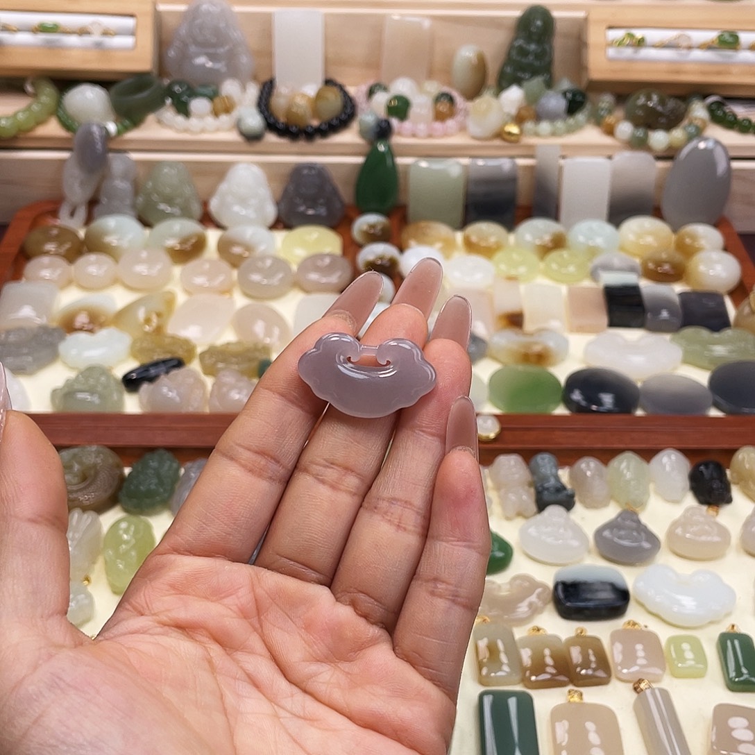 和田玉未镶嵌吊坠(赠链)