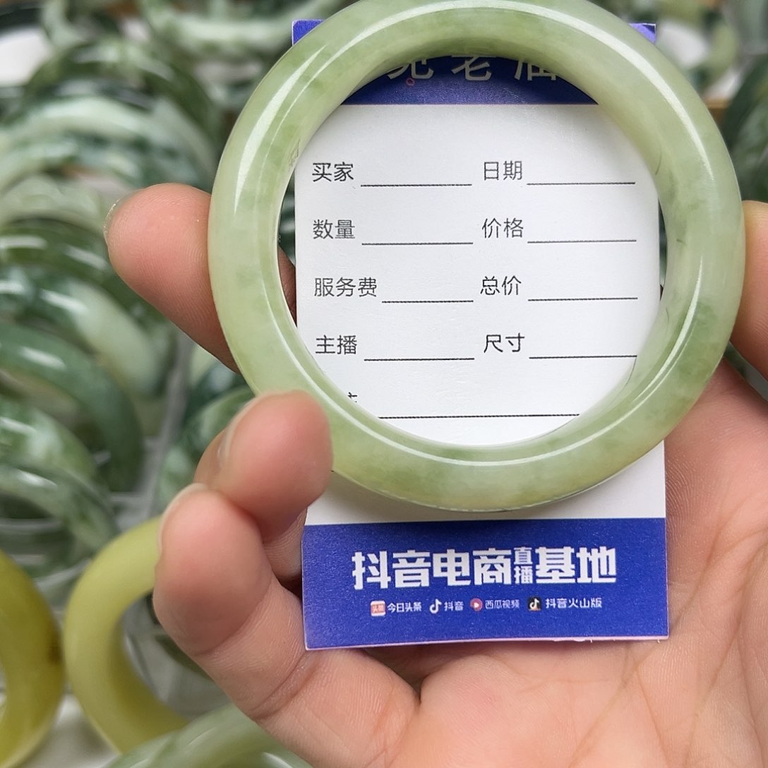 透闪石-蛇纹石玉未镶嵌手镯桃**子