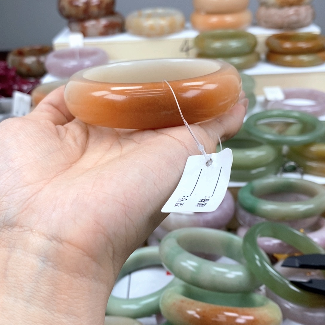 石英质玉手镯未镶嵌奶****?