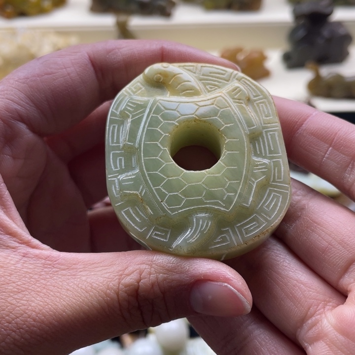 蛇纹石玉颈饰未镶嵌