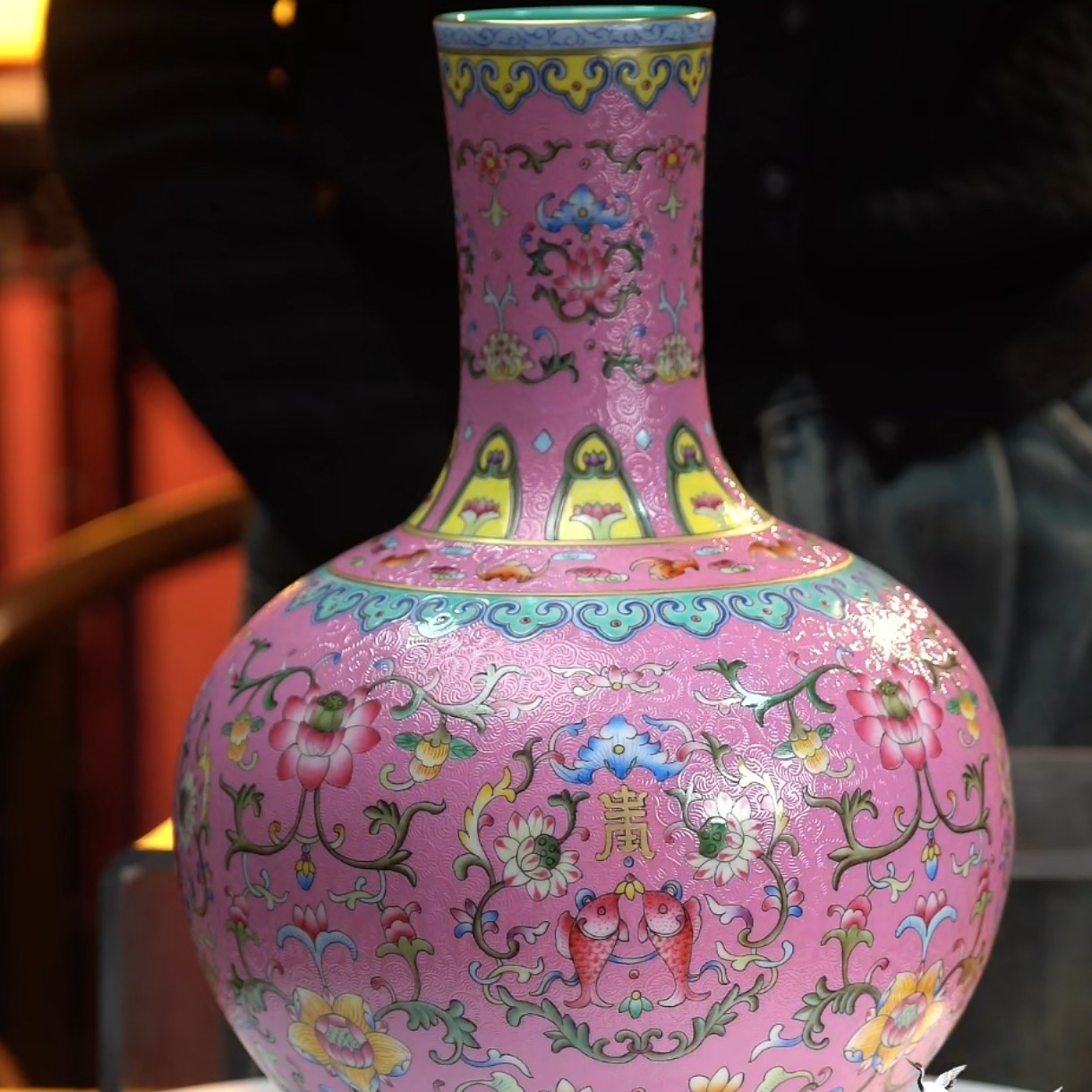 胭脂红釉地粉彩缠枝团寿纹天球瓶