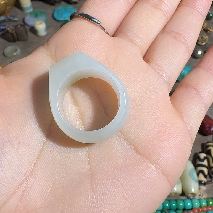 豪***羁和田玉未镶嵌颈饰