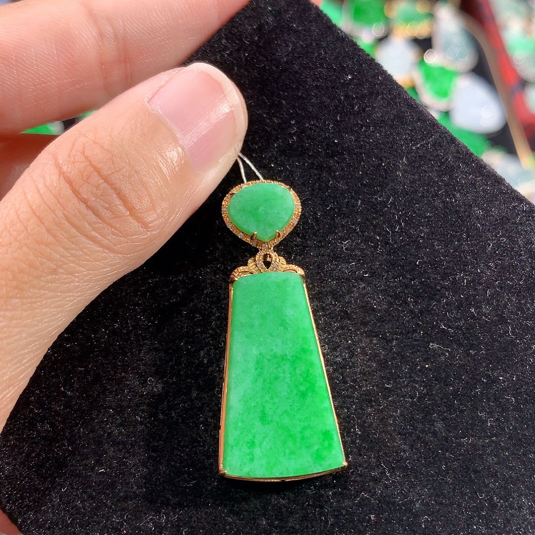 翡翠18K金镶嵌颈饰