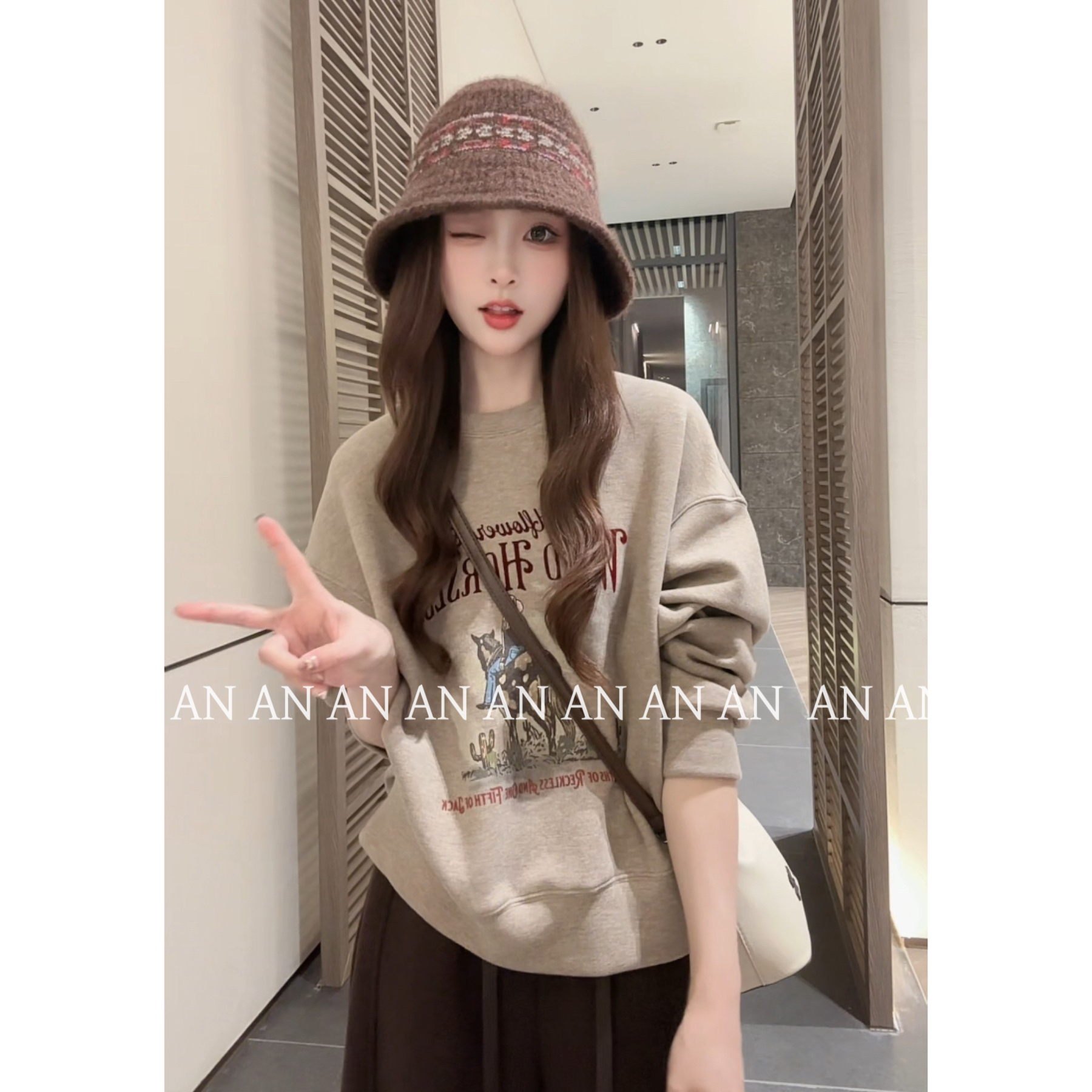 C10036美式复古别致宽松酷潮无帽圆领人物印花字母卫衣