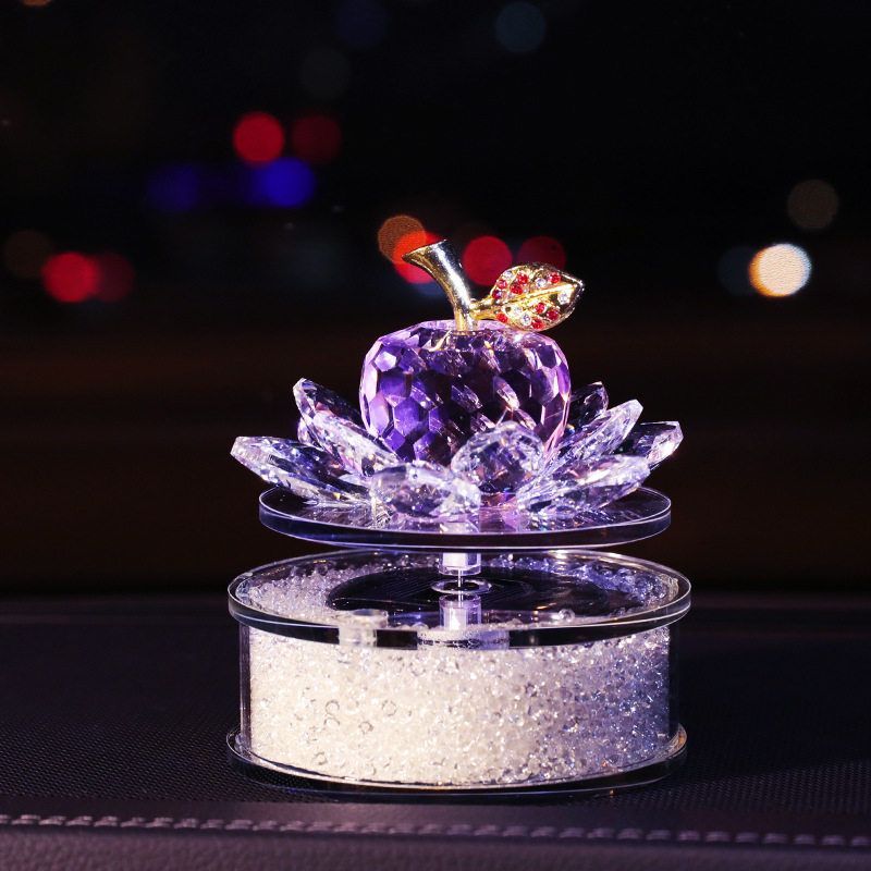 太阳能旋转水晶苹果车载莲花香水座摆件汽车内饰女气质优雅中控
