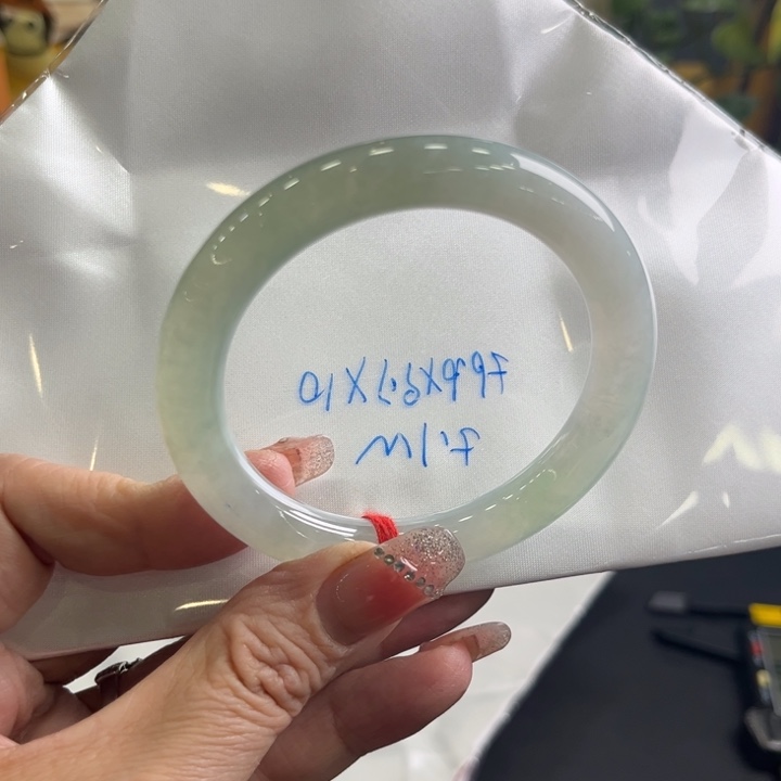 翡翠手镯未镶嵌晴绿