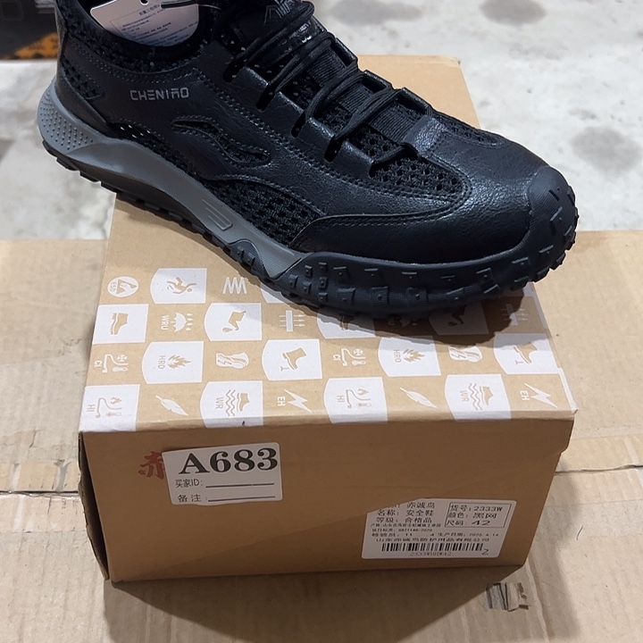 编码683号。42码防砸防刺劳保鞋