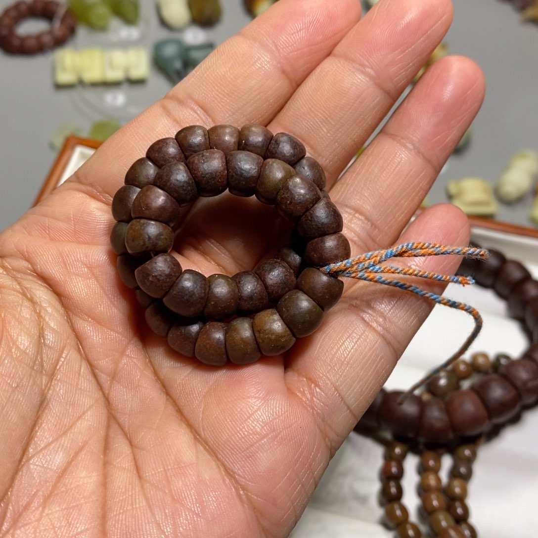 岫岩河磨玉（透闪石质玉）未镶嵌颈饰布*