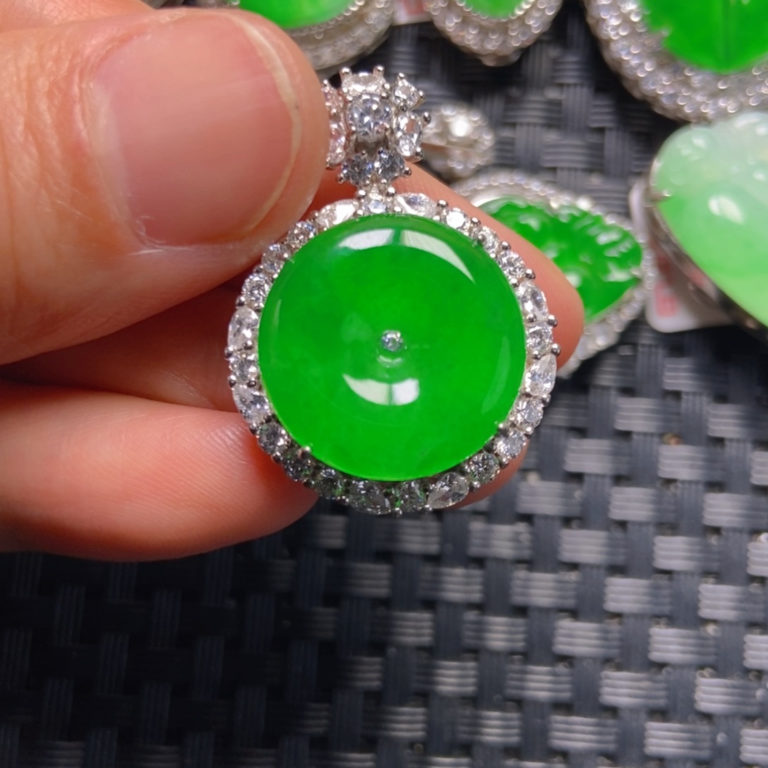 卡***儿翡翠银S925镶嵌颈饰平安扣吊坠