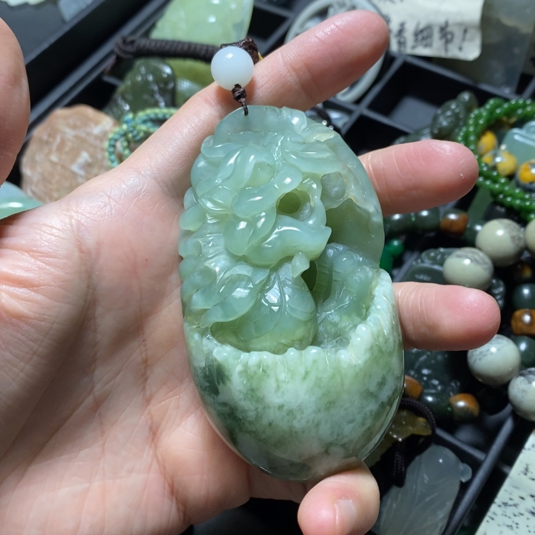 蛇纹石玉未镶嵌颈饰