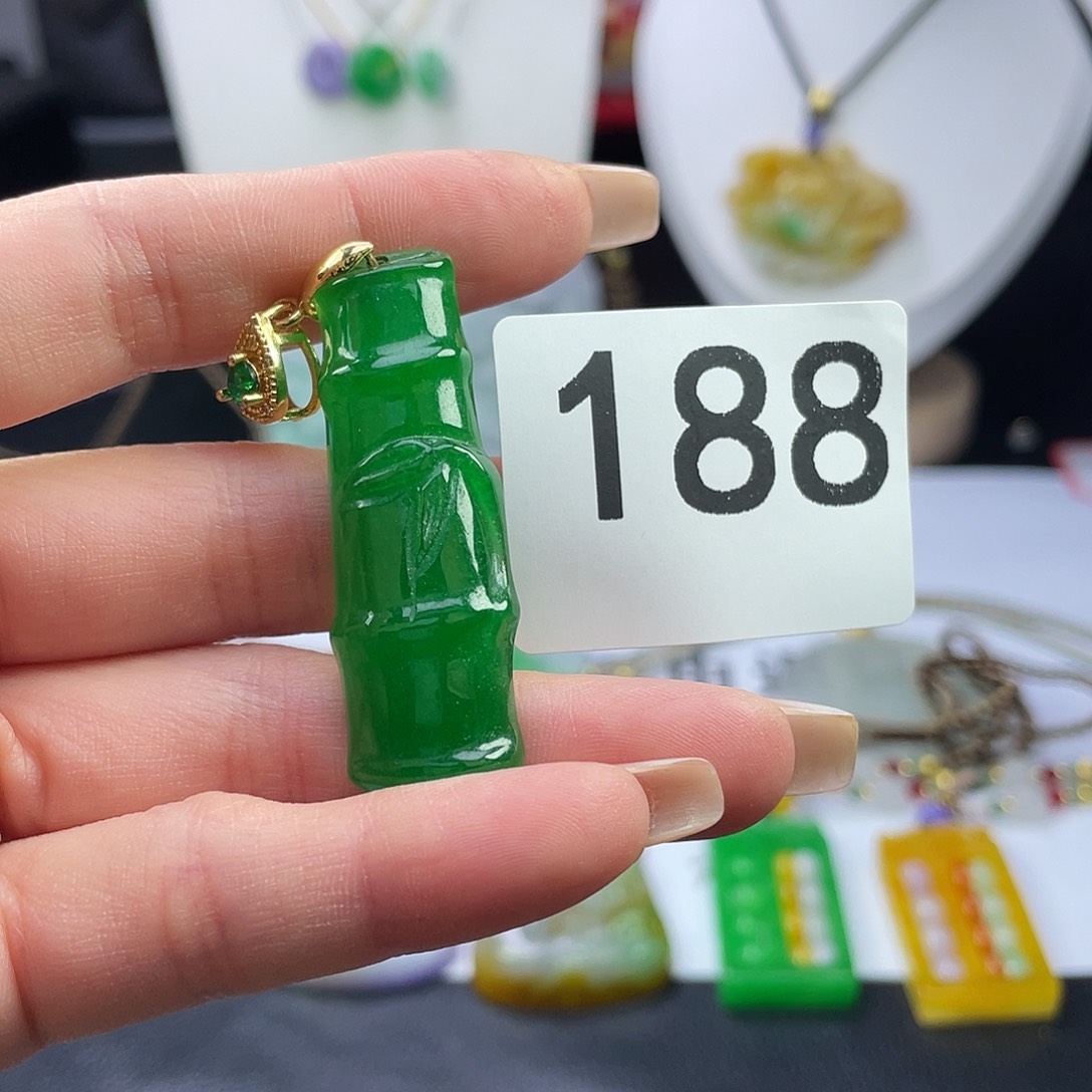 翡翠未镶嵌吊坠(赠链)