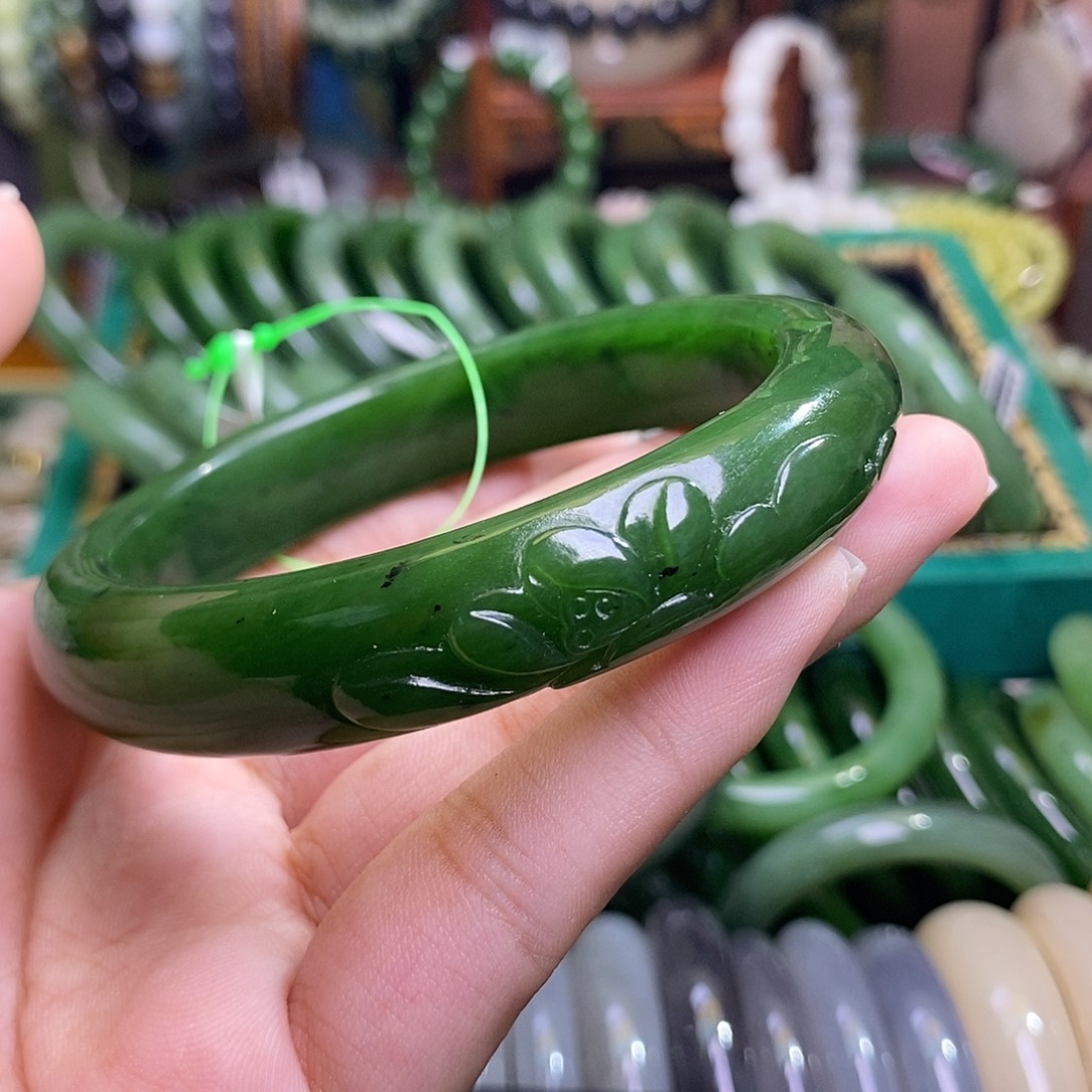 和田玉未镶嵌颈饰碧玉菠菜绿宽版莲花手镯60,4