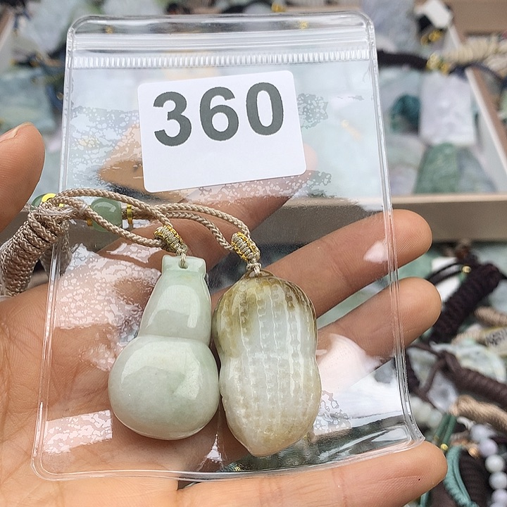 翡翠颈饰未镶嵌?*翡翠