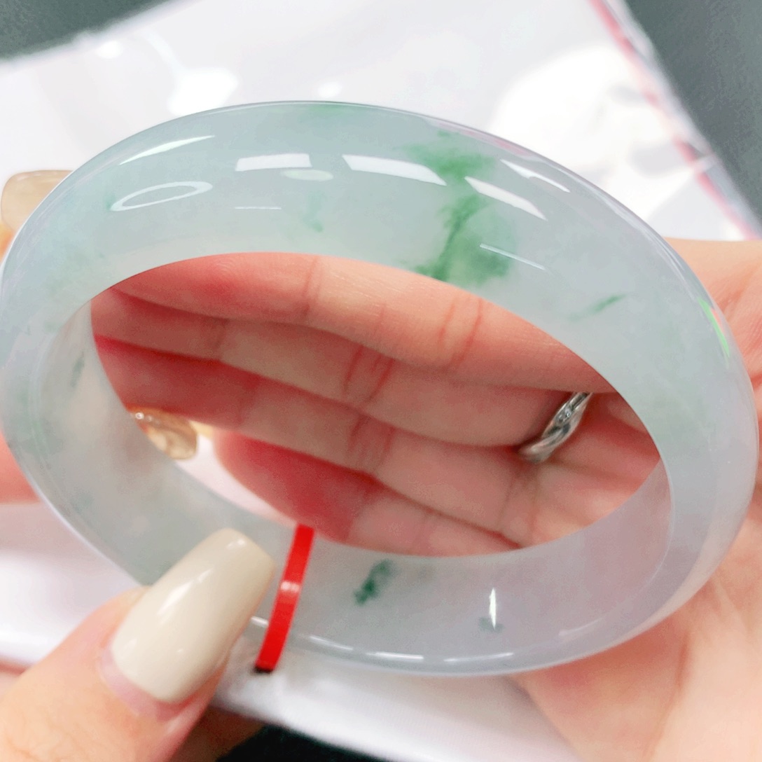 翡翠手镯未镶嵌60。