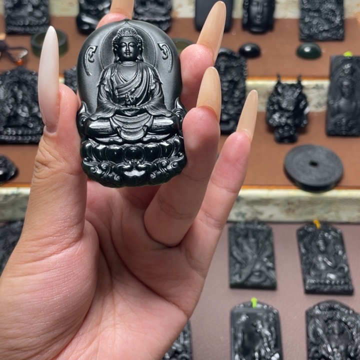 金***提未镶嵌蛇纹石玉颈饰