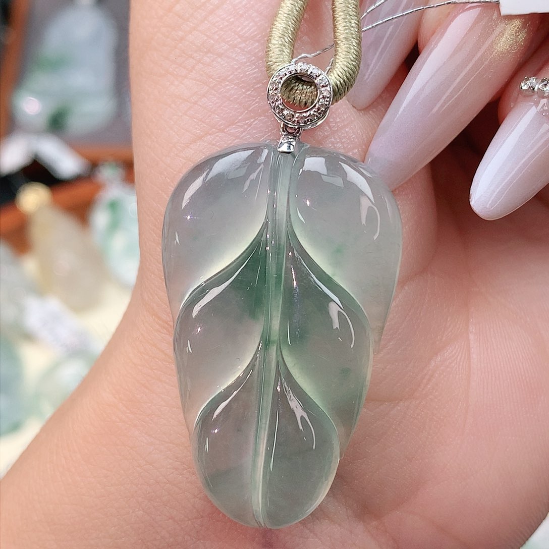 颈饰18K金镶嵌翡翠叶子