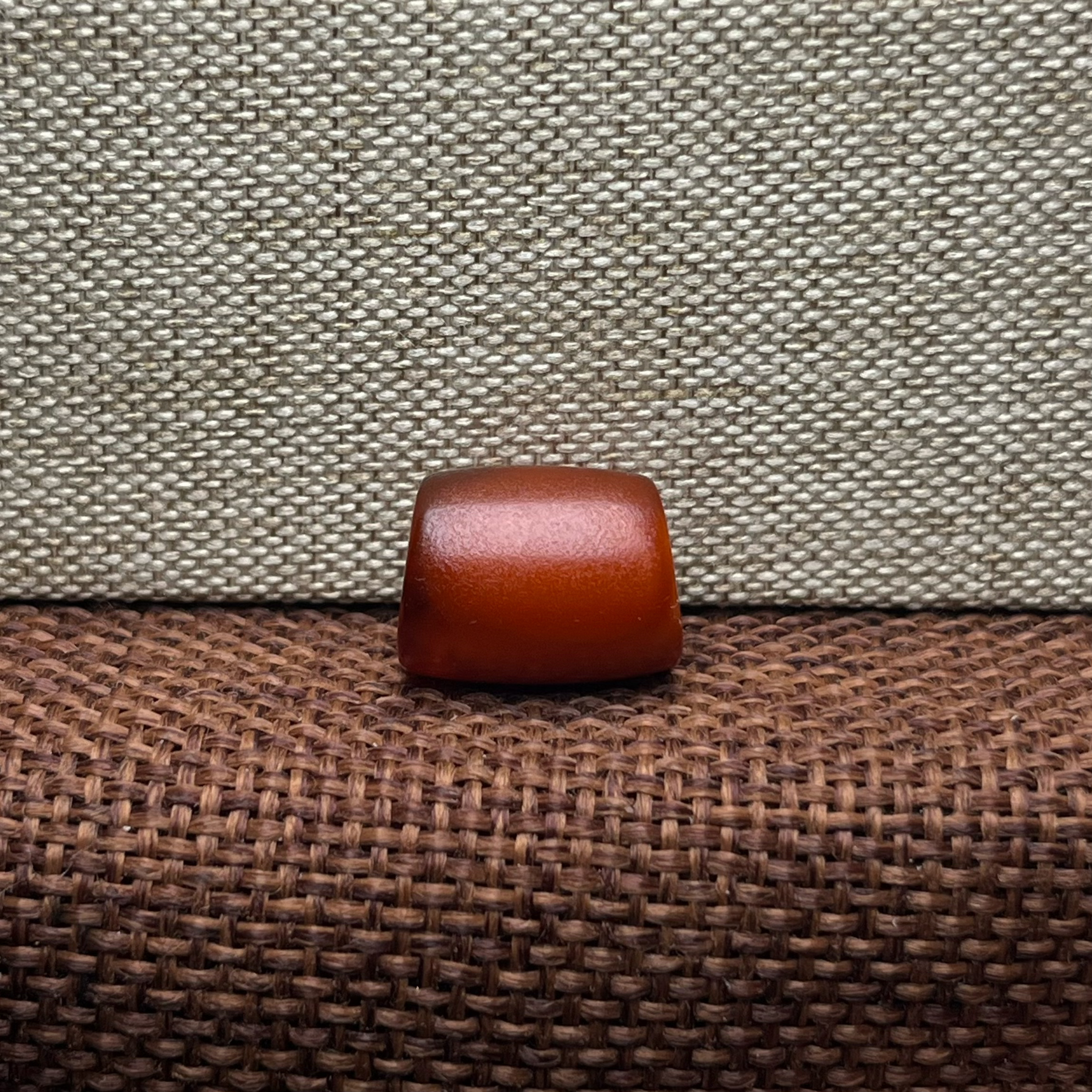 编号12.21红皮蜜蜡斜切桶珠马蹄珠蜜蜡配饰1.43克尺寸15×11.4毫米