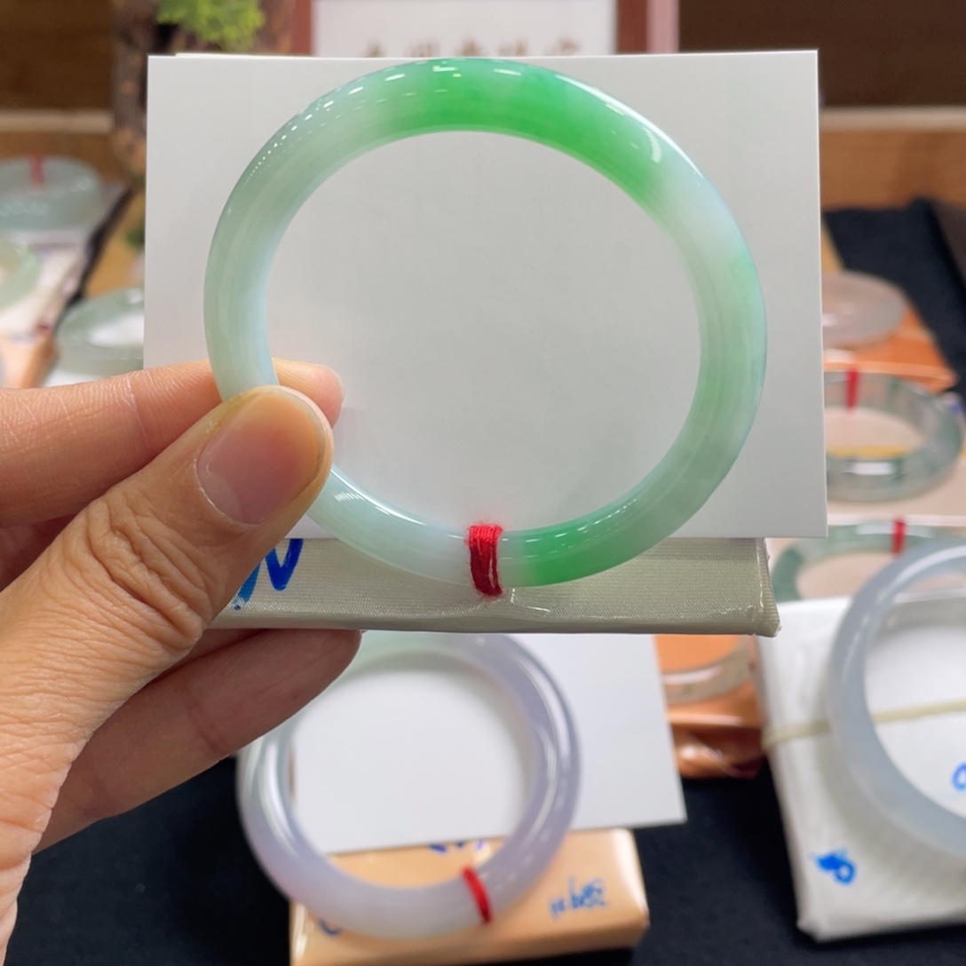 翡翠手镯未镶嵌51.5白底青