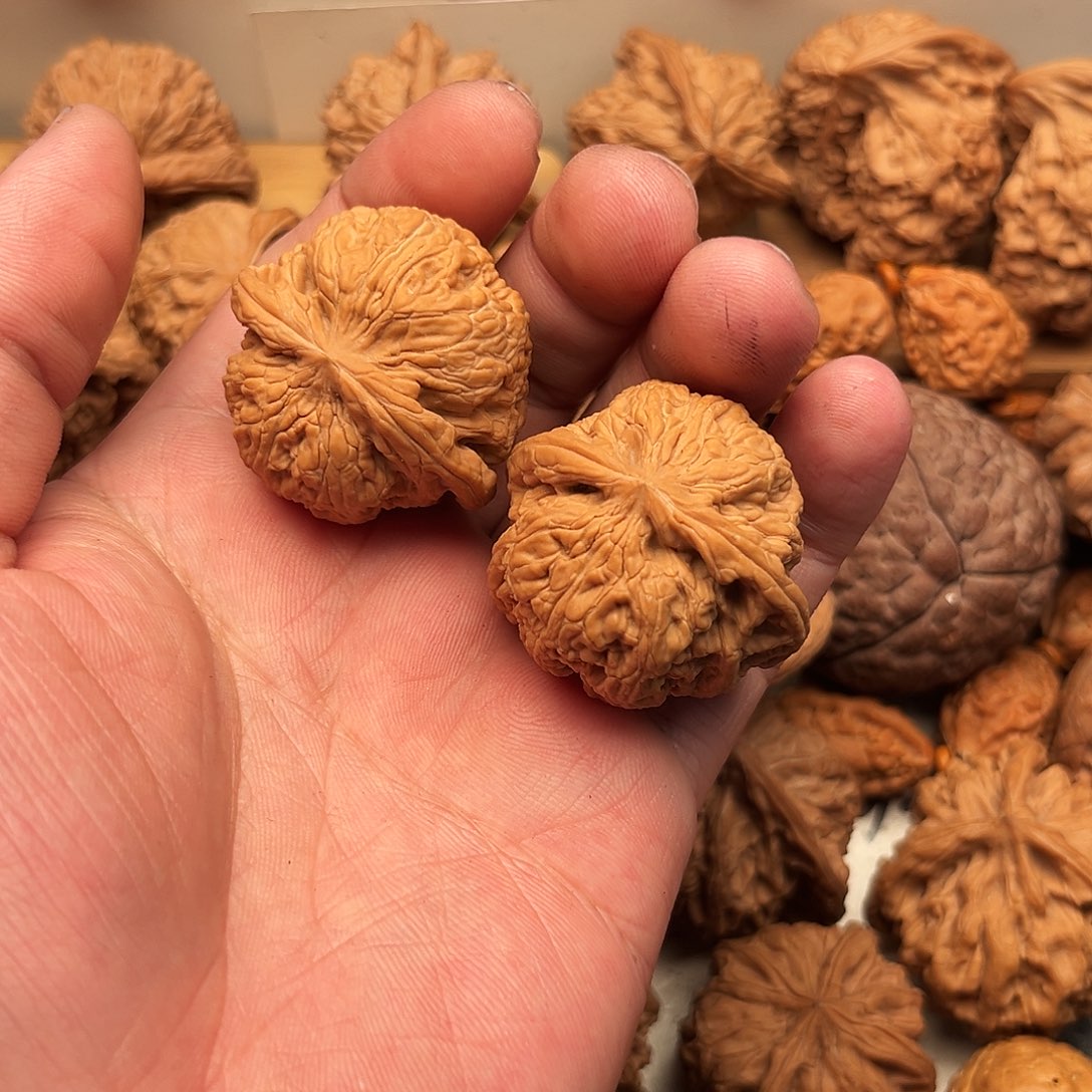 ****人文玩核桃吊坠建军