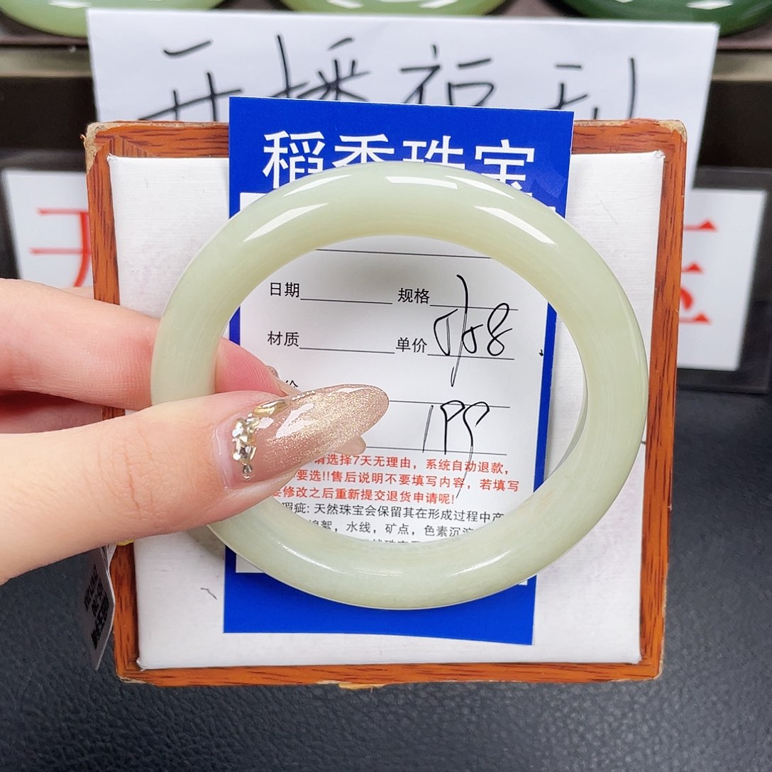 和田玉手镯未镶嵌