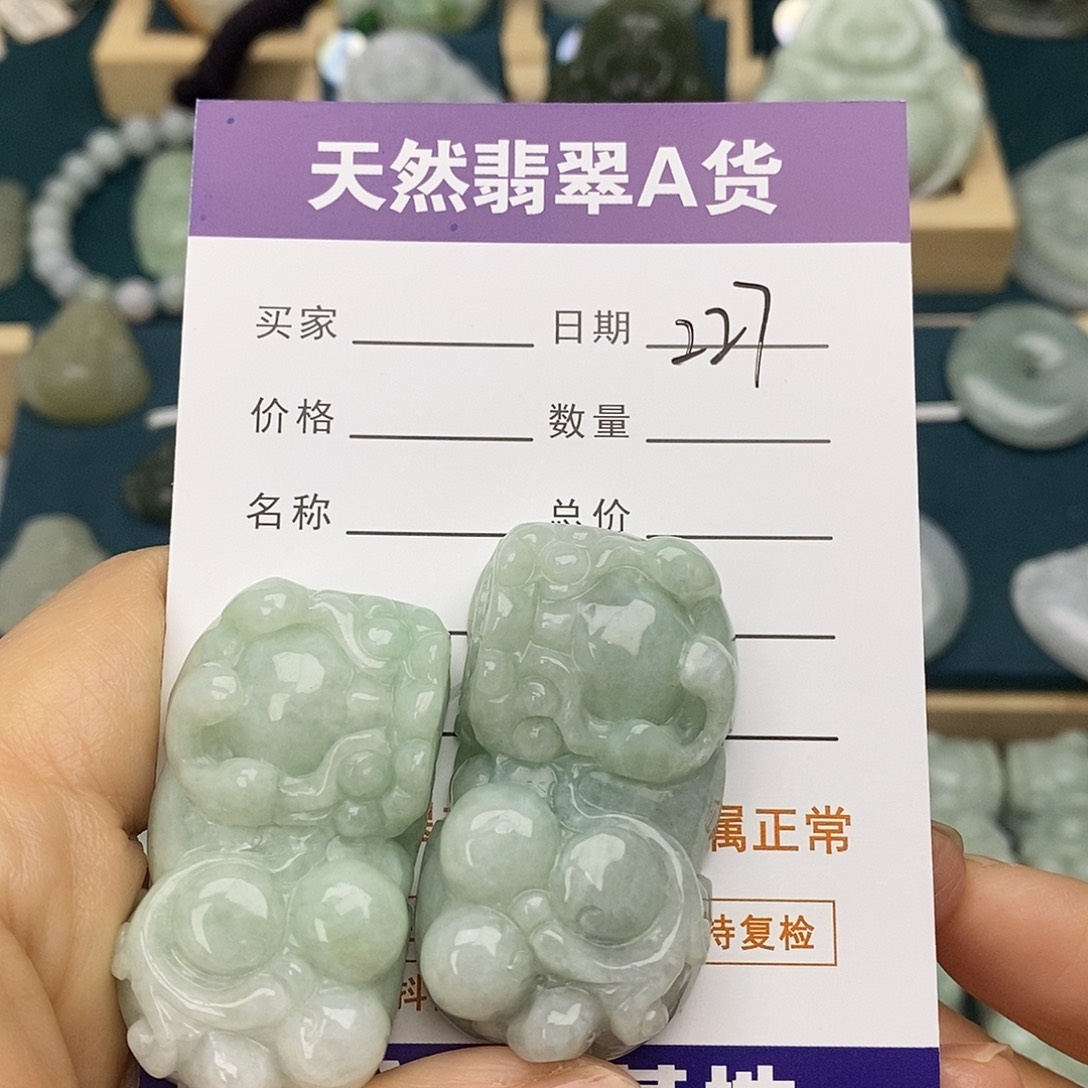 翡翠未镶嵌颈饰貔貅