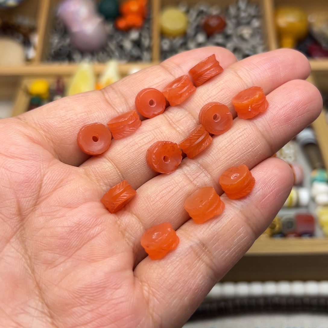 南红玛瑙9mm樱桃红羽毛扣未镶嵌多样性发其中一颗