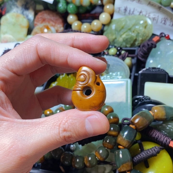 透闪石质玉颈饰未镶嵌