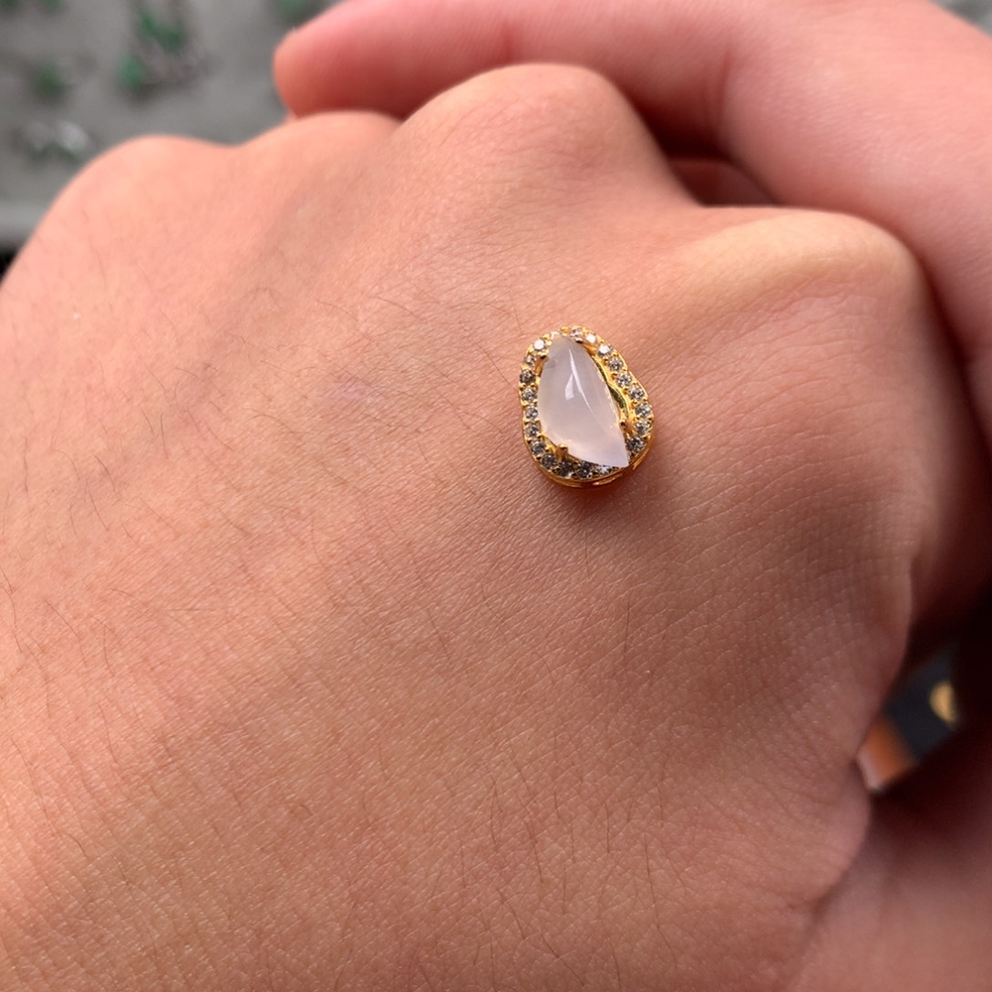 翡翠未镶嵌颈饰你是