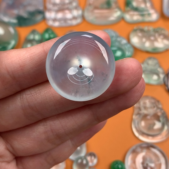 翡翠挂件未镶嵌….