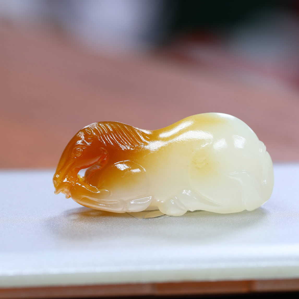 和田玉且末料糖羊脂玉吊坠