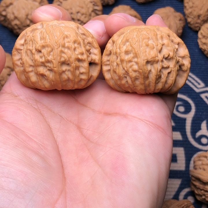 文玩核桃吊坠白狮子