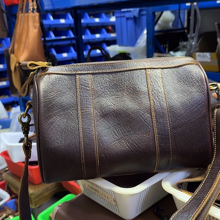 咖色疯马牛皮斜挎包28厘米