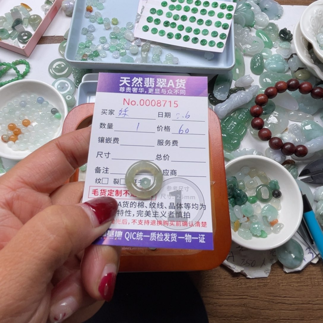 翡翠颈饰未镶嵌姊**儿