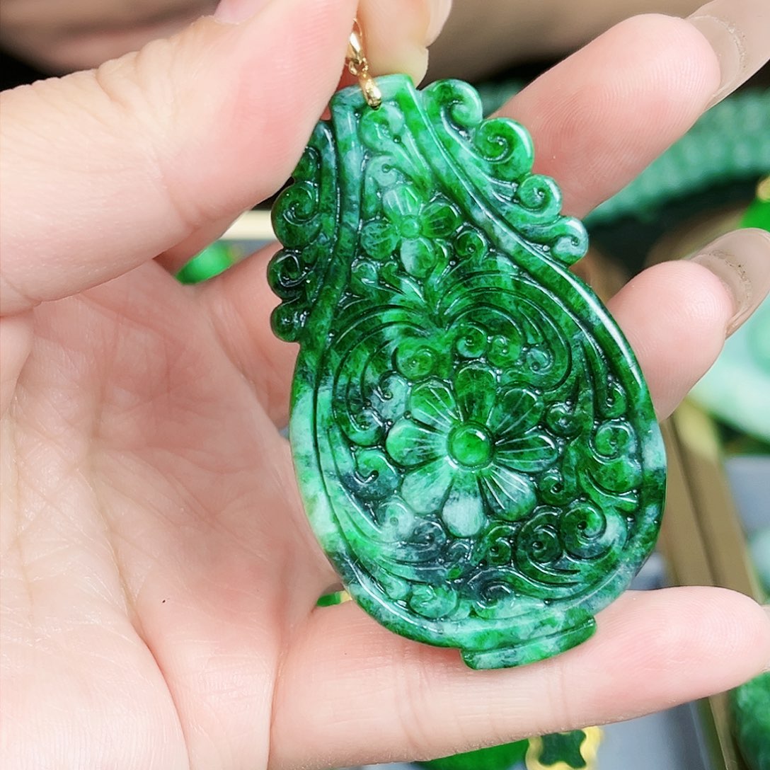 翡翠颈饰18K金镶嵌吊坠