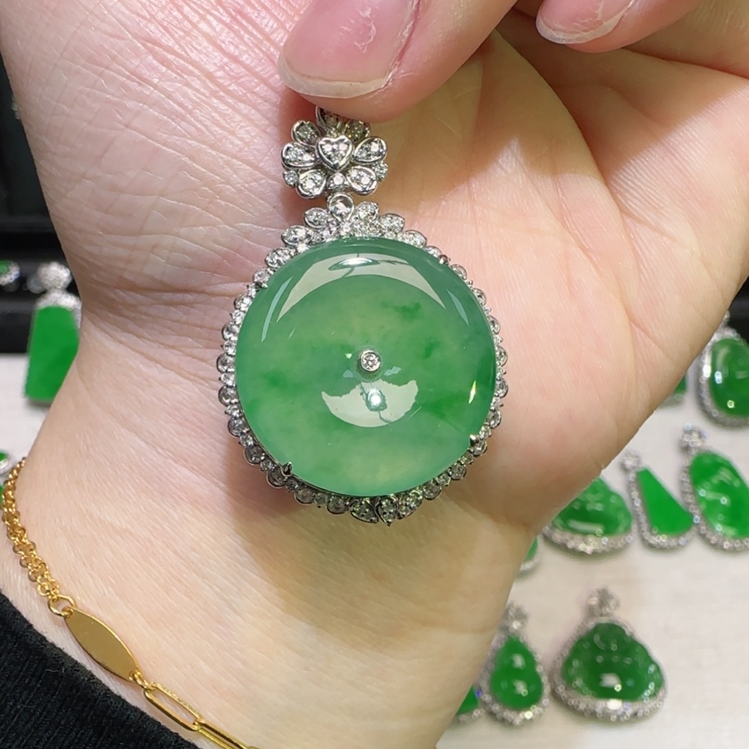 翡翠18K金镶嵌颈饰平安扣