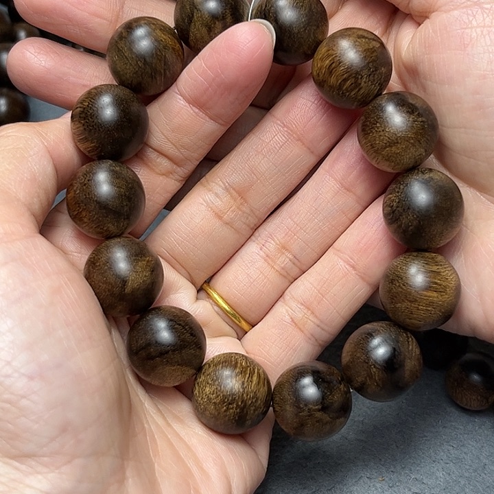 沉香手串何*生白棋留疤