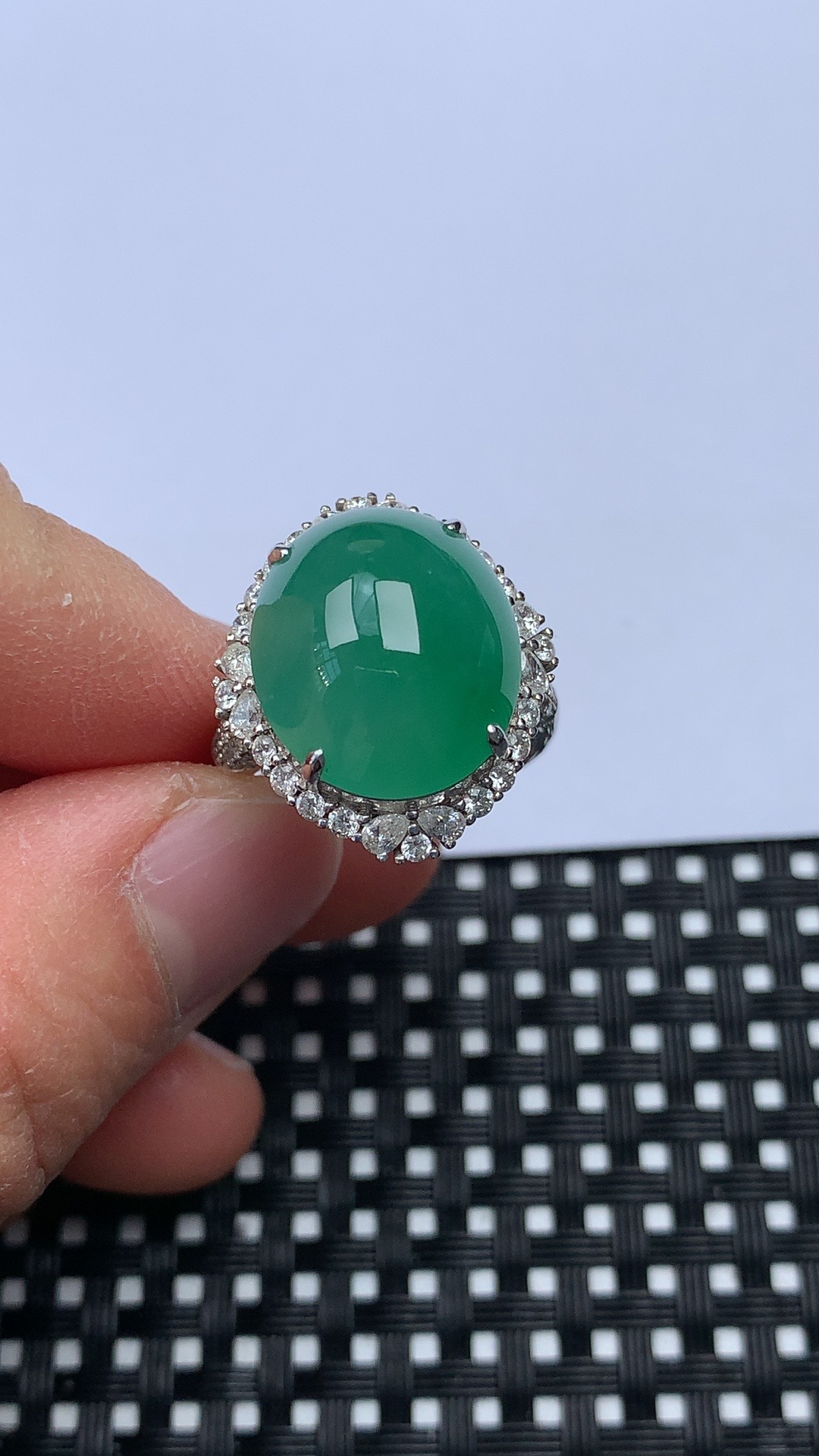 缅甸天然翡翠A货，绿色蛋面戒指，裸石尺寸16.2-13.8-5.3