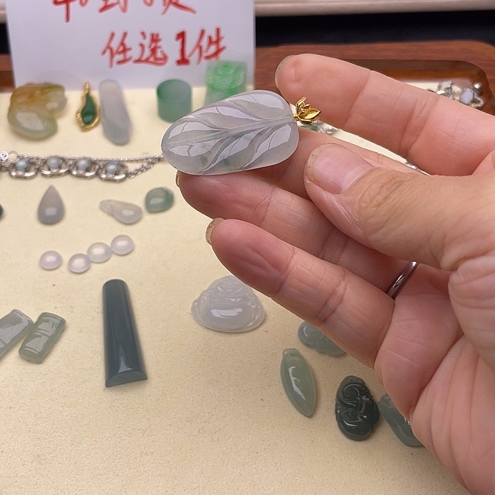 翡翠18K金镶嵌颈饰理*.翡翠。      